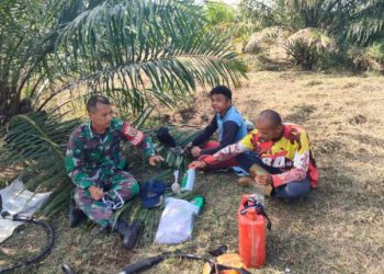 Babinsa Koramil 04/Gunung Megang Aktif Lakukan Komsos dengan Petani Sawit 