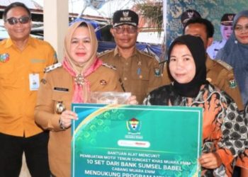 Wabup Tantang Pengrajin Muda Ciptakan Motif Songket Baru Saingi Mak Raje