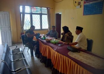 Babinsa Koramil 04/Gunung Megang Gelar Komsos Bersama Perangkat Desa Padang Bindu untuk Ciptakan Wilayah Aman dan Kondusif