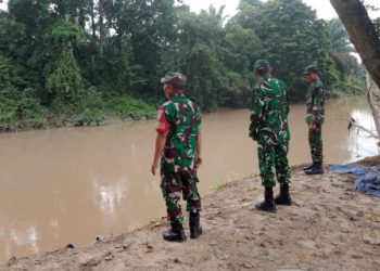 Babinsa Koramil 0404-04/Gunung Megang Cek Debit Air Sungai Lematang, Antisipasi Banjir dan Longsor