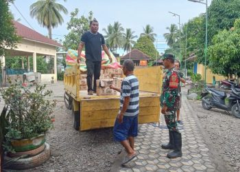 Babinsa Koramil 404-04/Gunung Megang Dampingi Penyaluran Pupuk Cair Bantuan Dinas Pertanian Provinsi Sumsel di Desa Penanggiran