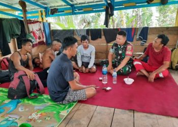 Babinsa Koramil 404-04/Gunung Megang Ajak Warga Jauhi Judi dan Pinjaman Online Saat Komsos di Kedai Kopi