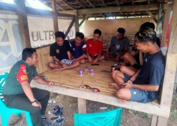 Melalui Komsos, Babinsa Motivasi Anak-Anak Muda di Desa Binaan