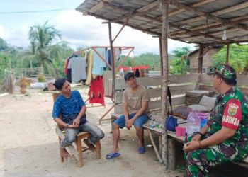 Babinsa Koramil 04/Gunung Megang Laksanakan Komsos di Desa Kuripan Selatan, Pererat Kedekatan dengan Warga
