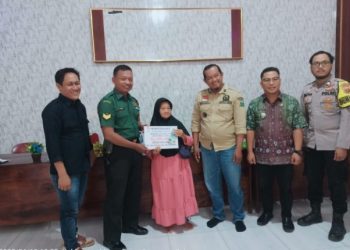 Babinsa dan Danramil 404-04/GM Monitoring Pembagian BLT-DD di Desa Dalam, Kecamatan Belimbing