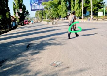 Breaking News, Awas?, Sambil Berjalan ODGJ Tenteng Pisau Diseputaran Kota Muara Enim