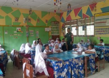Babinsa Desa Penanggiran Laksanakan Komsos Bersama Tenaga Pendidik SDN 20