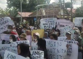 Ratusan Warga Tanjung Terang Gunung Megang Muara Enim Gelar Demo Desak Kades Dicopot 