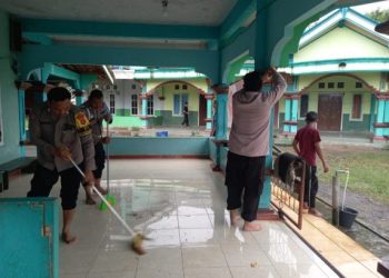 HUT Bhayangkara Ke-79 Polsek Lembak Polres Muara Enim Salurkan Bansos Dan Giat Baksos di Ponpes Arri’ayah Lembak