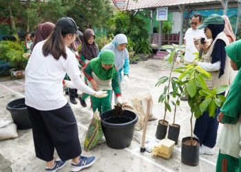 Bukit Asam (PTBA) Ajak Siswa SD Peduli Lingkungan Lewat Green School