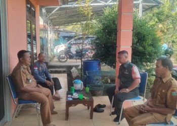 Babinsa Koramil 04/GM Laksanakan Komsos dengan Kepala Desa dan Tokoh Masyarakat di Tanjung Menang