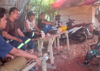 Babinsa Koramil 04/Gunung Megang Ajak Warga Jaga Kebersihan Lewat Komsos di Desa Sumaja Makmur