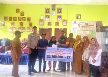 Babinsa Danramil 404-04/Gunung Megang Monitoring Penyaluran BLT-DD Tahap II Tahun 2025 di Desa Kuripan Selatan