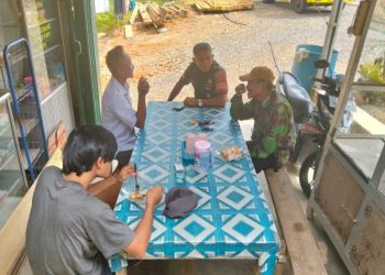 Babinsa Koramil 404-04/Gunung Megang Jalin Kedekatan Lewat Komsos di Warung Kopi