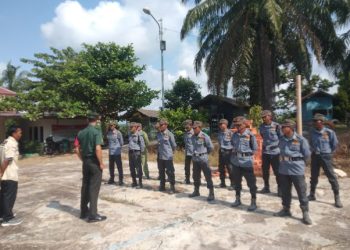 Tingkatkan Disiplin dan Wawasan Bela Negara, Babinsa Koramil 04/Gunung Megang Latih Linmas Desa Sidomulyo