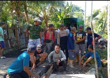 Bangun Jembatan Penghubung Antar RT, Kades Karang Endah Gelumbang Dan Warga Kompak Lakukan Gotong Royong 