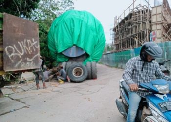Mobil Angkut Boiler Patah As Dikawasan Proyek Fly Over Gelumbang, Arus Lalulintas Terganggu & Dialihkan 