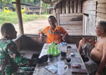 Babinsa Jalankan Tugas Pembinaan Teritorial Lewat Komsos dan Himbauan kepada Warga