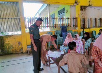 Babinsa Danramil 404-04/GM Monitoring Pembagian BLT DD di Desa Dangku