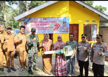 Polres Muara Enim Serahkan Kunci Bedah Rumah kepada Warga dalam Rangka Hari Bhayangkara ke-79