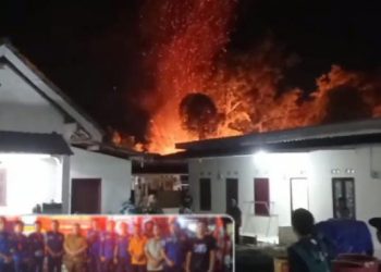 Breaking News, Sekda Muara Enim Pimpin Team Damkar Atasi Kebakaran Pondok Dijalan Veteran 