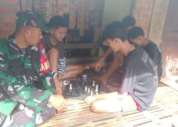 Babinsa Koramil 404-04/GM Kunjungi Warga Binaan di Desa Penanggiran, Ajak Pemuda Jauhi Judi Online