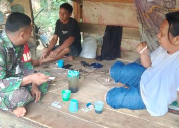 Babinsa Padang Bindu Jalin Keakraban dengan Warga Lewat Komsos
