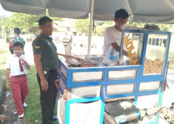 Babinsa Komsos Bareng Pedagang Gorengan, Perkuat Silaturahmi dan Serap Aspirasi Warga