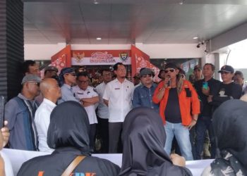 Ratusan Massa Forum Gabungan Masyarakat Peduli Sungai Enim Tuntut Penanganan Serius Pencemaran Sungai Enim