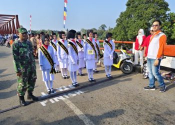 Babinsa Koramil 404/Gumeg Amankan dan Dampingi Lomba Gerak Jalan Indah di Kecamatan Benakat