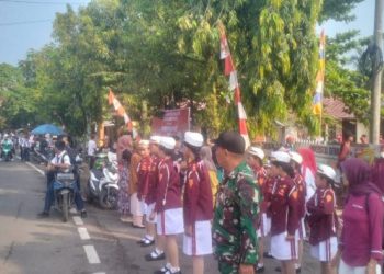 Babinsa Koramil 404-04/Gunung Megang Amankan dan Dampingi Lomba Gerak Jalan Santai HUT RI ke-80