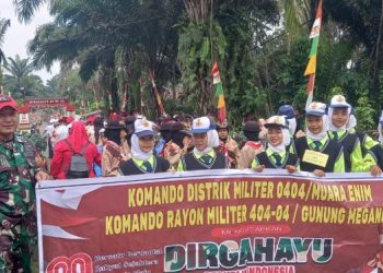 Babinsa Koramil 404-04/Gunung Megang Monitoring & Amankan Lomba Karnaval Desa Sumaja Makmur