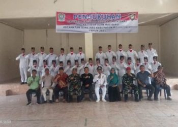 Kepala Desa Ujanmas Baru Kukuhkan Paskibra untuk HUT ke-80 Kemerdekaan RI