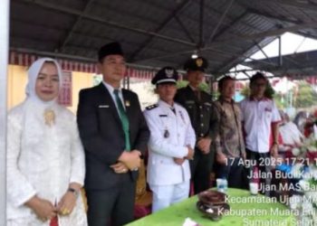 Anggota DPRD Muara Enim Septi Agsiadi Ikuti Upacara Penurunan Bendera di Desa Ujanmas Baru Meski Diguyur Hujan