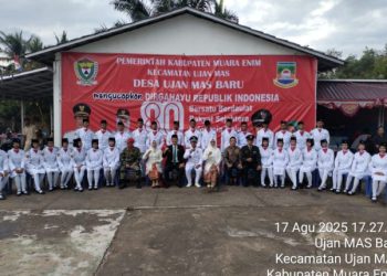 Upacara Penurunan Bendera HUT ke-80 RI di Desa Ujanmas Baru Tetap Khidmat Meski Diguyur Hujan