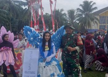 Babinsa Koramil 404-04/Gumeg Amankan Lomba Karnaval di Desa Sumaja Makmur