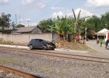 Tertabrak Ular Besi di KM 350 Sigam Gelumbang, Mobil Pribadi Alami Ringsek Berat 