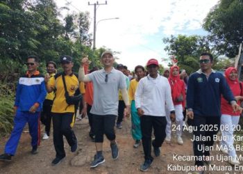 Anggota DPRD Muara Enim, Septi Agsiadi SE, Ikuti Jalan Sehat di Desa Ujanmas Baru