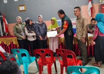 Babinsa Koramil 404-04/GM Monitoring Pembagian BLT-DD di Desa Pagar Jati