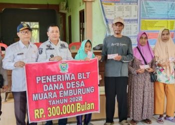 Babinsa Koramil 404-04/GM Amankan Penyaluran BLT DD di Desa Muara Emburung