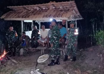 Babinsa Koramil 404-04/GM Gelar Patroli Bersama Masyarakat Untuk Ciptakan Rasa Aman Warga 