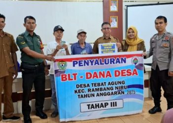 Babinsa Koramil 404-04/GM Amankan Pembagian BLT Tahap II Desa Tebat Agung