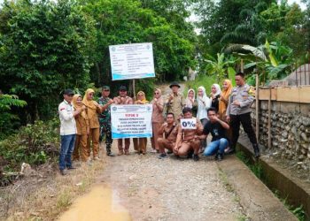 Babinsa Koramil 404-04/Gumeg Monitoring Titik Nol Pembangunan Jalan Lingkungan Dana Desa di Desa Gunung Megang Luar