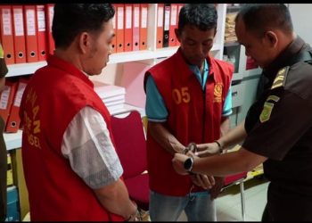 Kasus OTT di Kantor Camat Pagar Gunung Lahat, 2 Tersangka Diserahkan Ke Rutan 