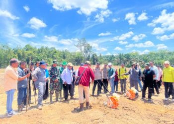 Koramil 404-04/Gunung Megang Mendukung Penuh Kegiatan Penanaman Jagung Pipil dalam Rangka Ketahanan Pangan di Desa Betung 