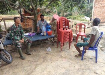 Babinsa Koramil 404-04/ Gunung Megang Serka Irsa Farsi Laksanakan Komsos Dengan Warga Desa Binaan