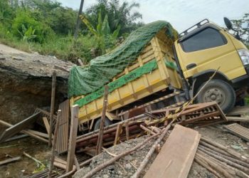 Diduga Lolos Dari Penjaga, Mobil Truk Muatan Sawit Roboh di Proyek Box Calvert Desa Embacang Kelekar Muara Enim 