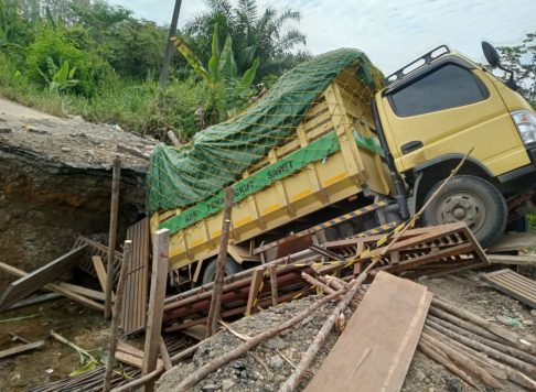 Diduga Lolos Dari Penjaga, Mobil Truk Muatan Sawit Roboh di Proyek Box Calvert Desa Embacang Kelekar Muara Enim