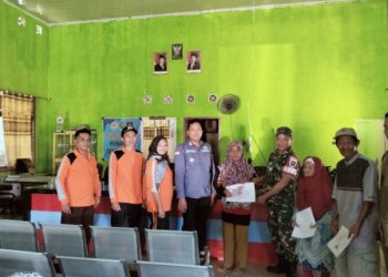 Babinsa Koramil 404-04/Gunung Megang Monitoring Pembagian BLT-DD Desa Aur Duri Tahun 2025