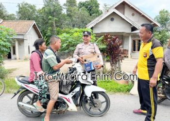Tebar Kebaikan di Jum’at Berkah,Polsek Rambang Bagi-Bagi Nasi Kotak Ke Warga 